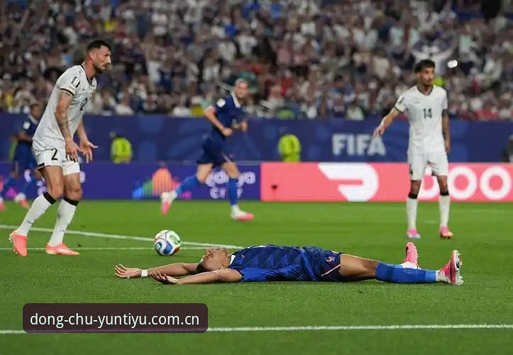 法国队3比0击败伊拉克，这场比赛耗时近4小时，其中上下半场间隔的2小时11分钟比大多数人的午休还长。如果只看比分，这似乎只是一场普通的强队碾压局，但真正让这场球变得与众不同的，是场上一连串数字的微妙共振——梅西刚刚以18球独享世界杯射手王，姆巴佩就在自己的国家队百场里程碑中追平克洛泽，以16球并列历史第二，距离梅西仅2球。这种射手王交替的悬念，比比赛本身更让人有追看的冲动。